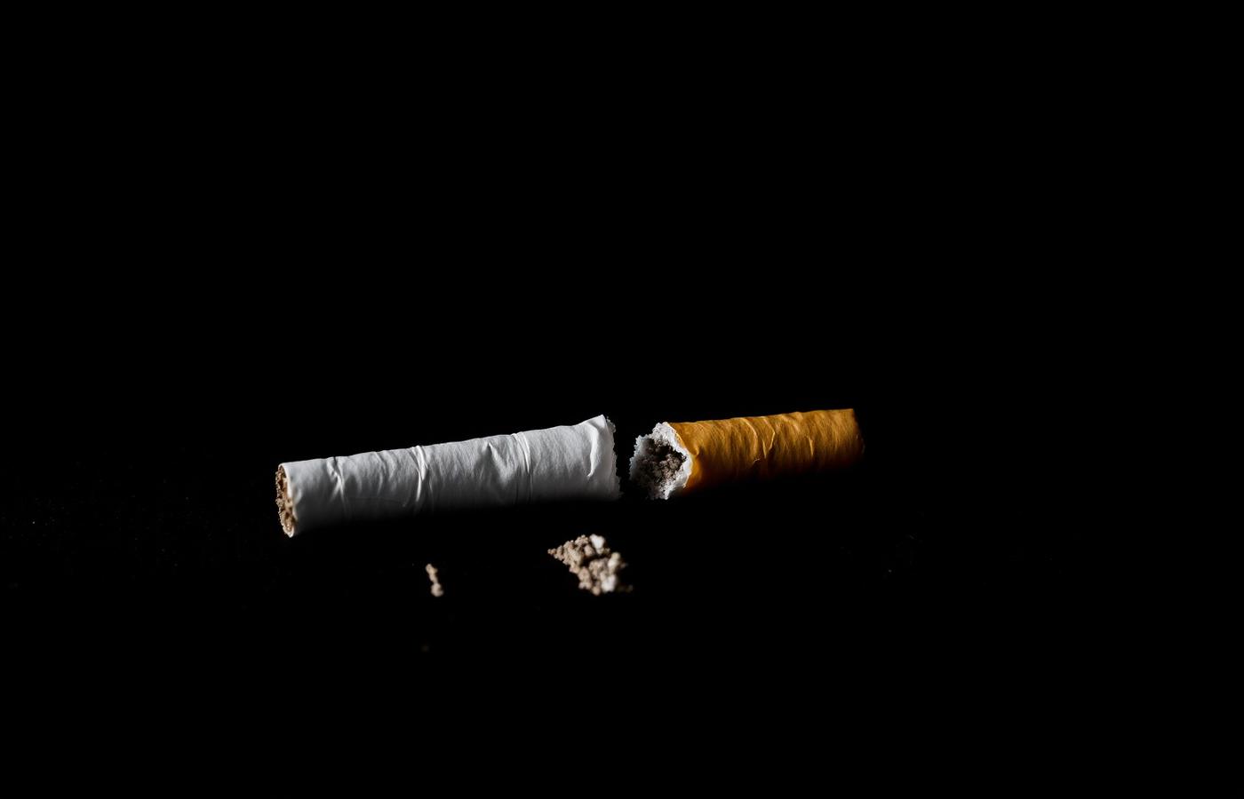 Prelomljena cigareta na crnoj podlozi